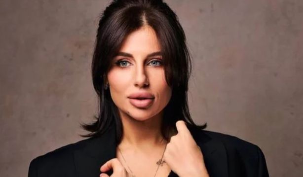 Блогерка з новими губами