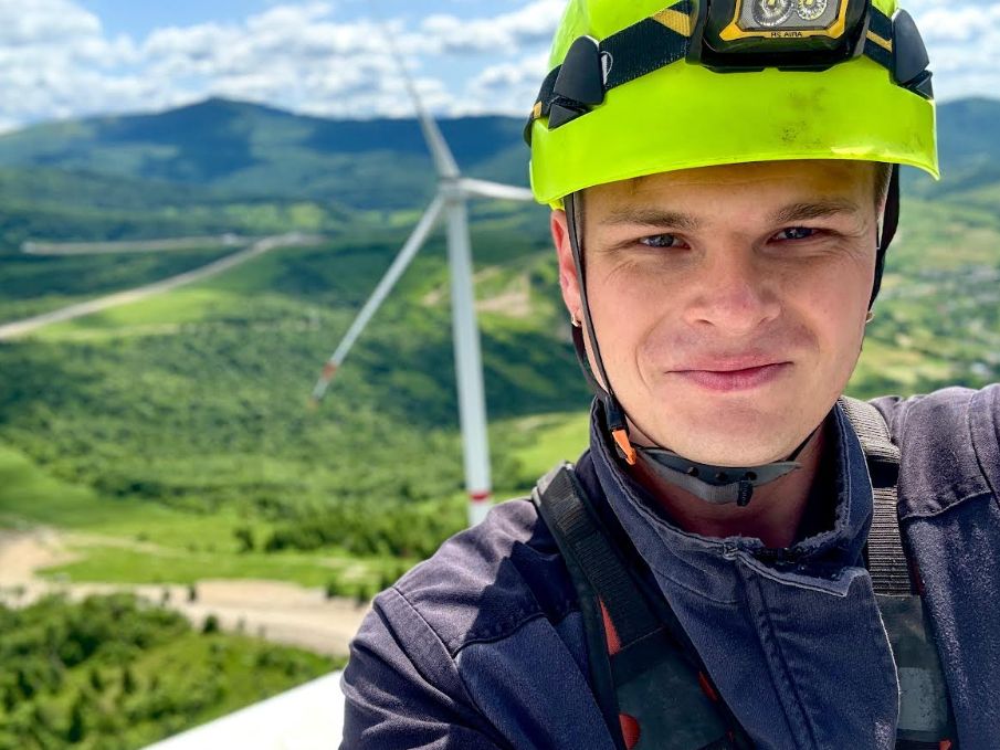 Как война заставила учителя стать слесарем на производстве ветротурбин на Закарпатье