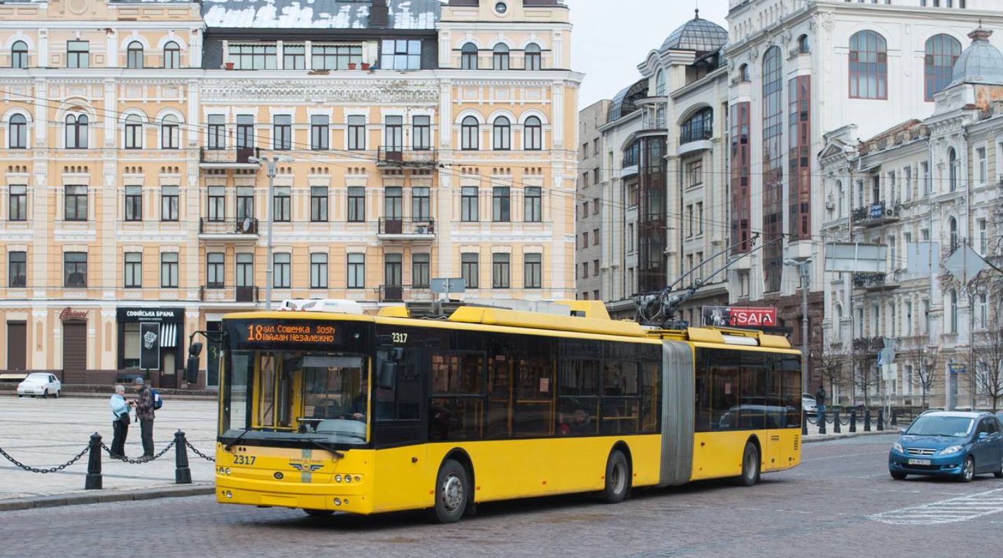 В центре Киева 24 августа изменят движение транспорта: как будут курсировать автобусы и троллейбусы