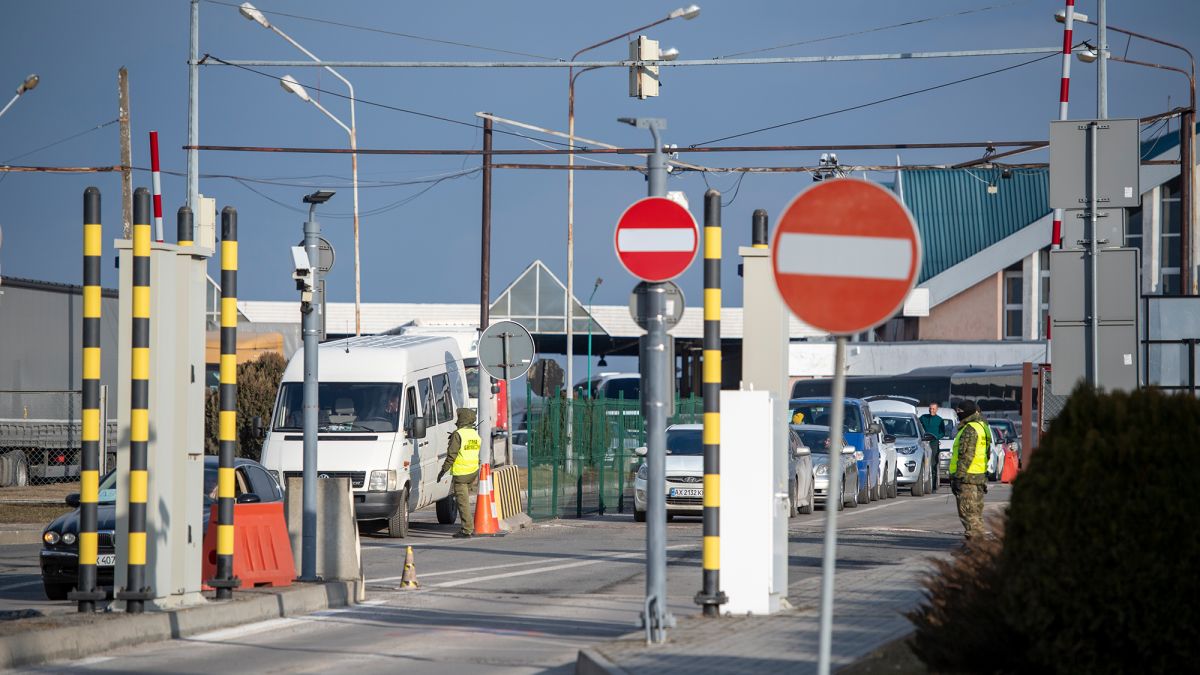 Чоловікам до 24 років хочуть дозволити виїзд за кордон: законопроєкт вже у Раді