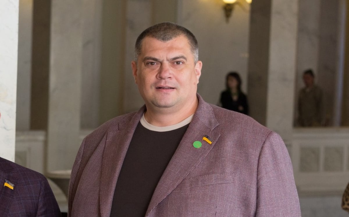 Син помічниці нардепа Юрія Корявченкова ("Юзіка") Олександр Панкін придбав два авто під час війни — MAZDA та BMW