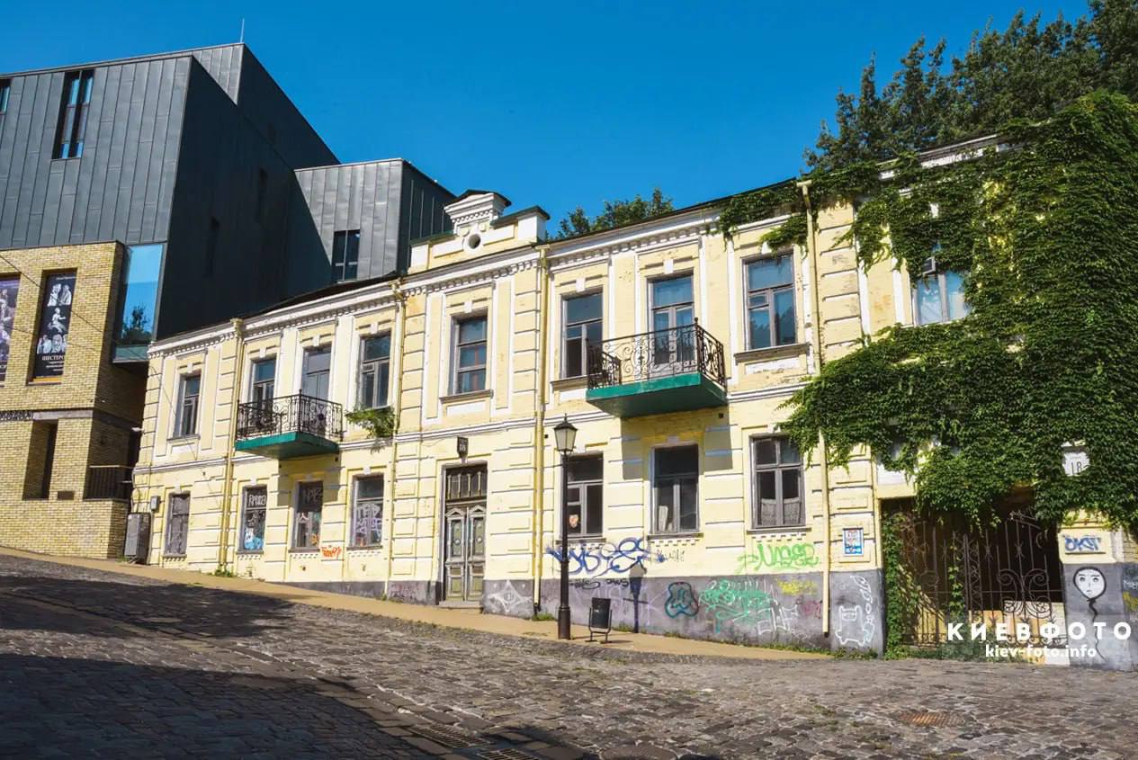 Застройщики из окружения Кривицкого и Козловского разрушают памятник архитектуры на Подоле