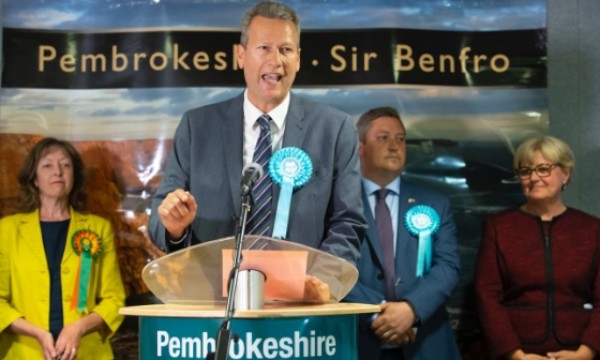 Скандал в Европарламенте: экс-депутат из Великобритании Нейтан Хилл получал взятки от России – Reuters