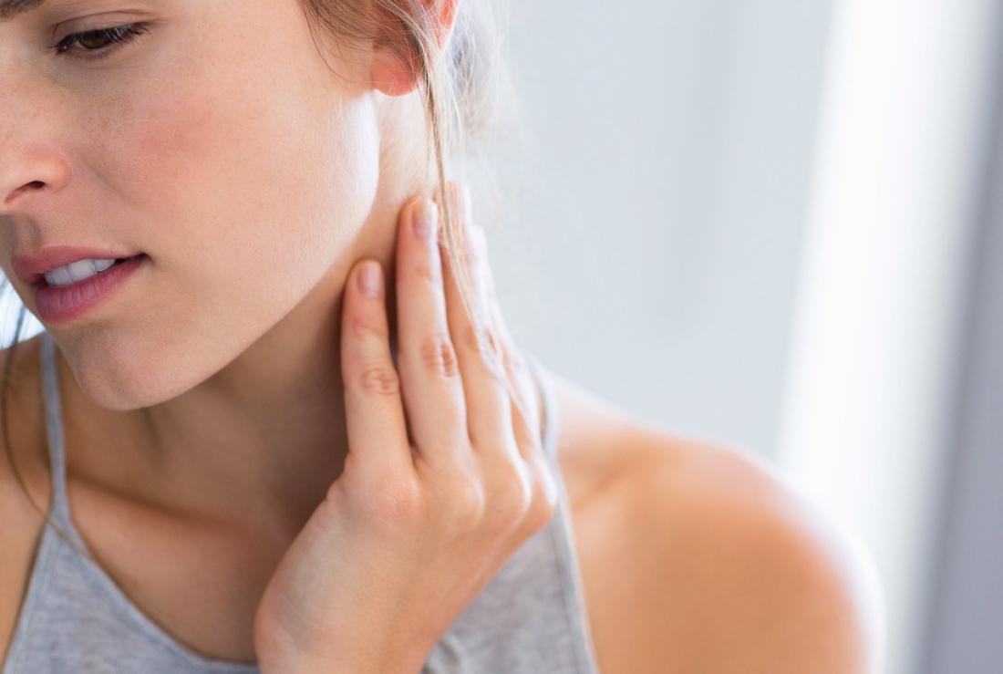 Физиотерапевт назвал 3 упражнения, которые вредят шее, и безопасные альтернативы