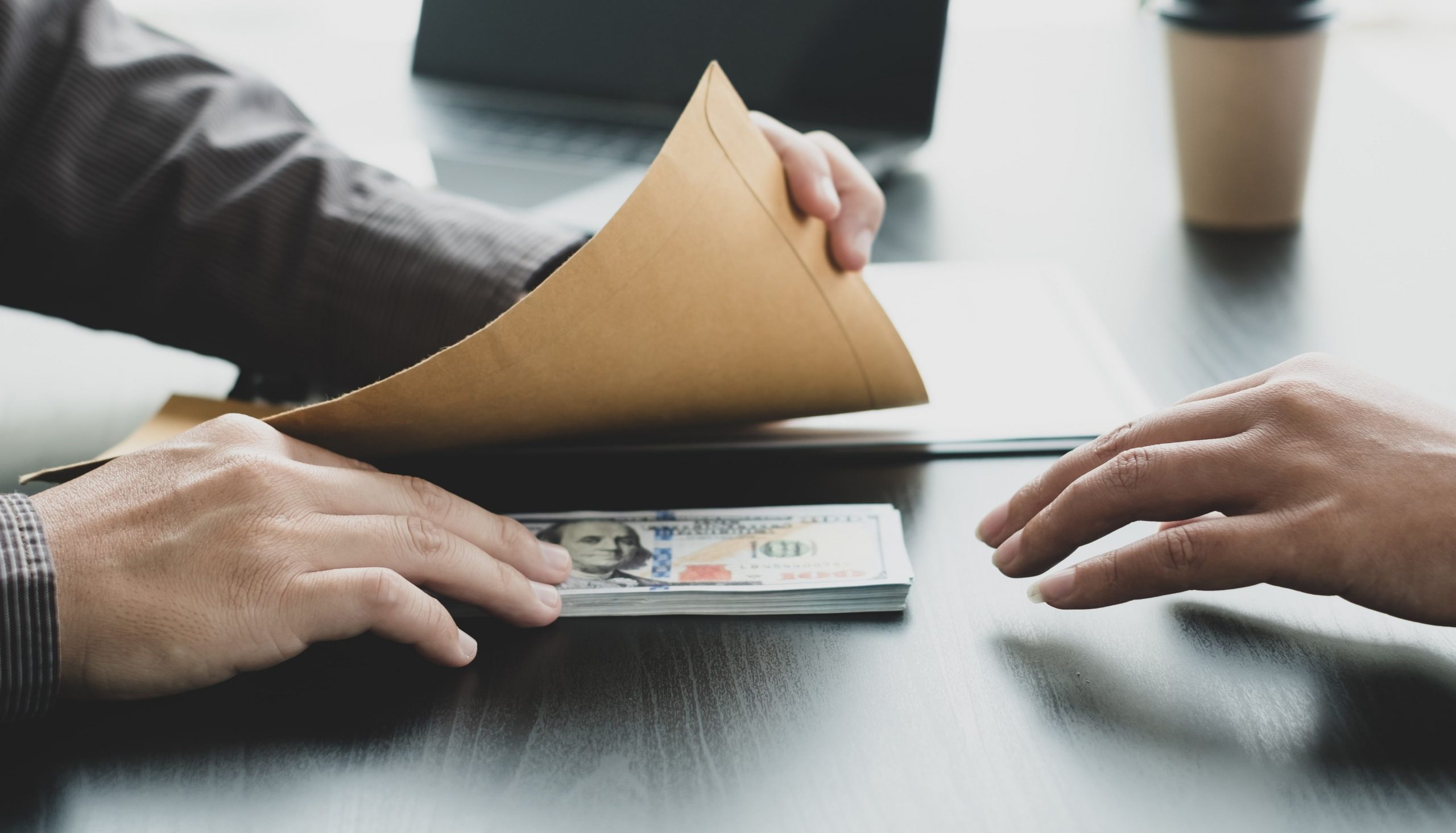 Четверть украинцев согласны с коррупционными действиями: результаты исследования Info Sapiens