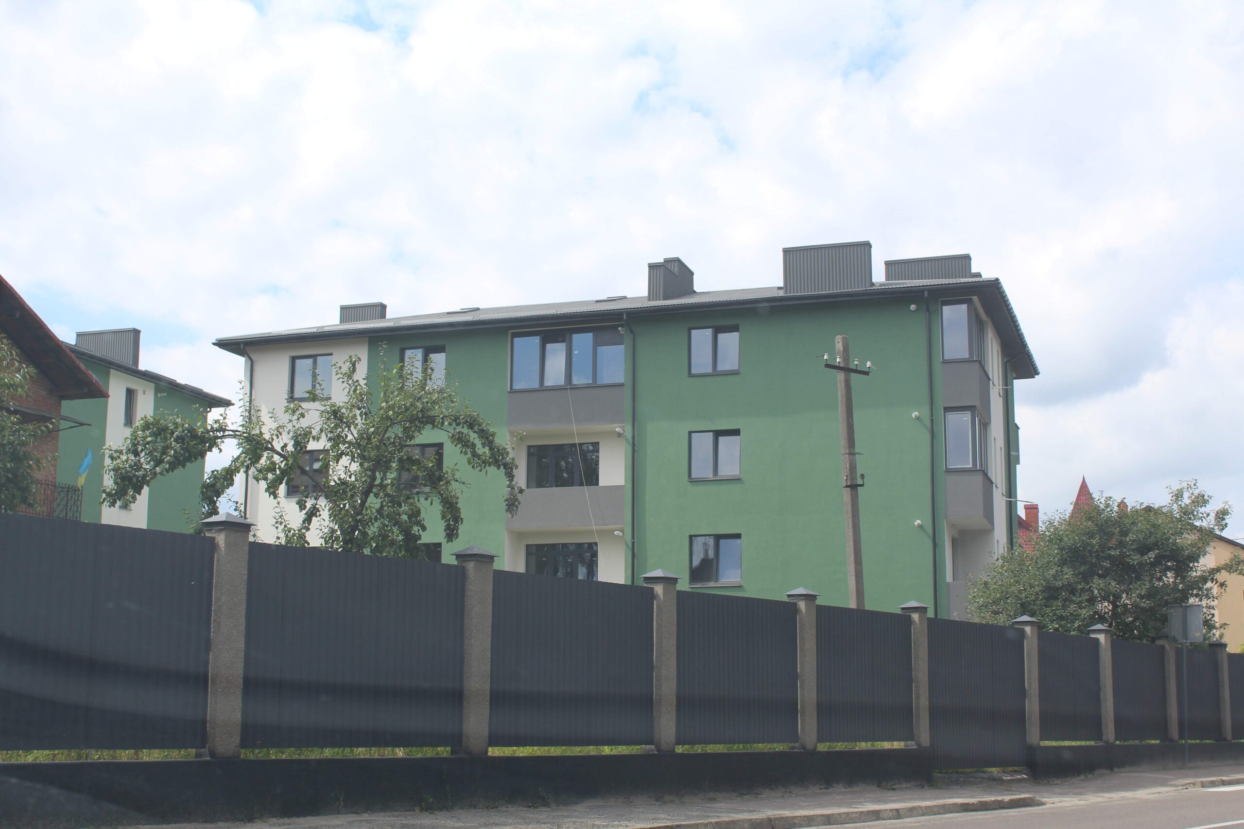 Скандальна забудова в Рудно: під виглядом котеджів зводять багатоповерхівки