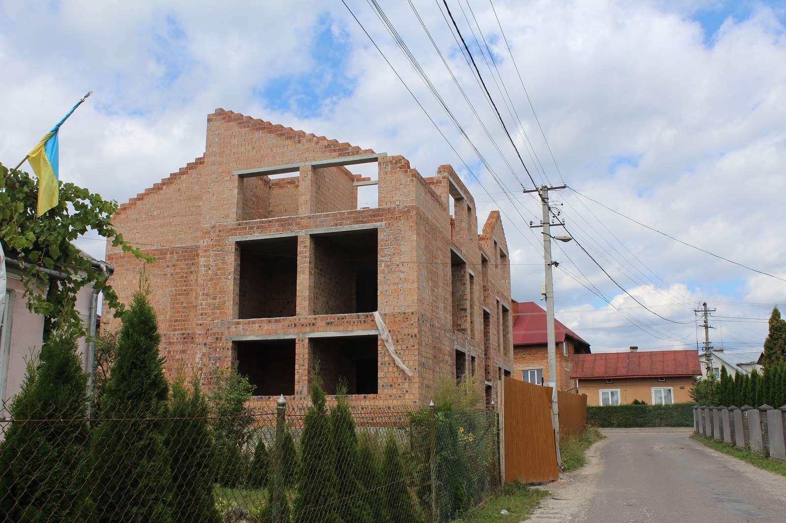 Скандальна забудова в Рудно: під виглядом котеджів зводять багатоповерхівки