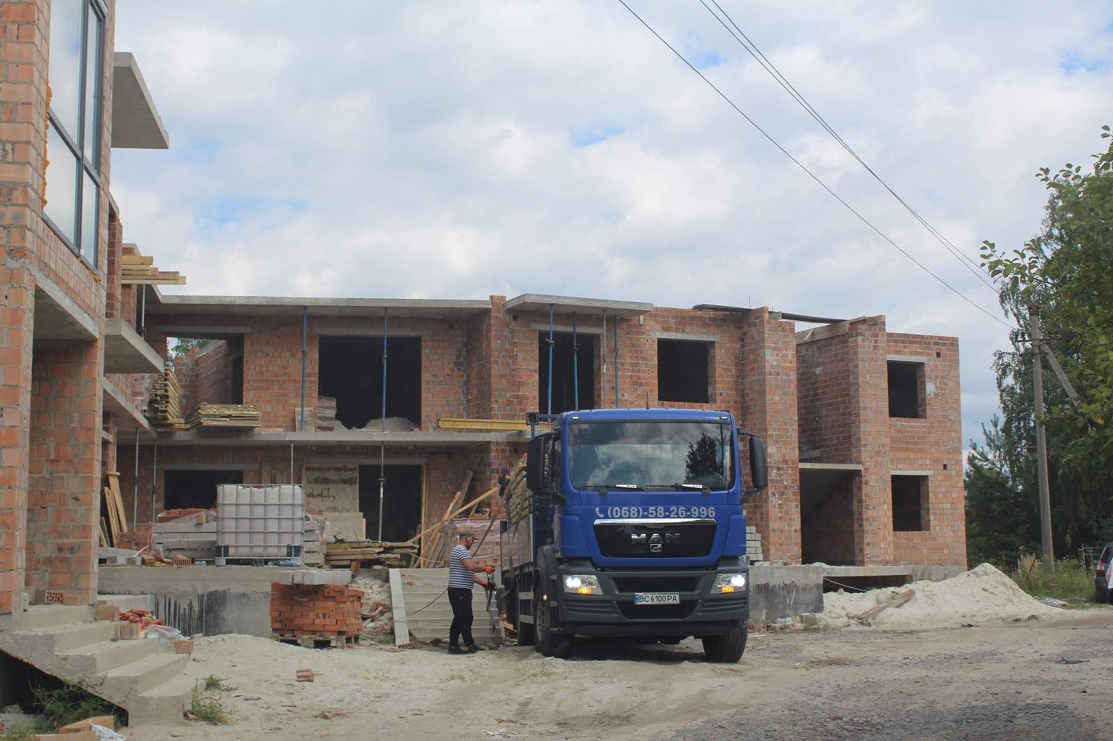 Скандальна забудова в Рудно: під виглядом котеджів зводять багатоповерхівки