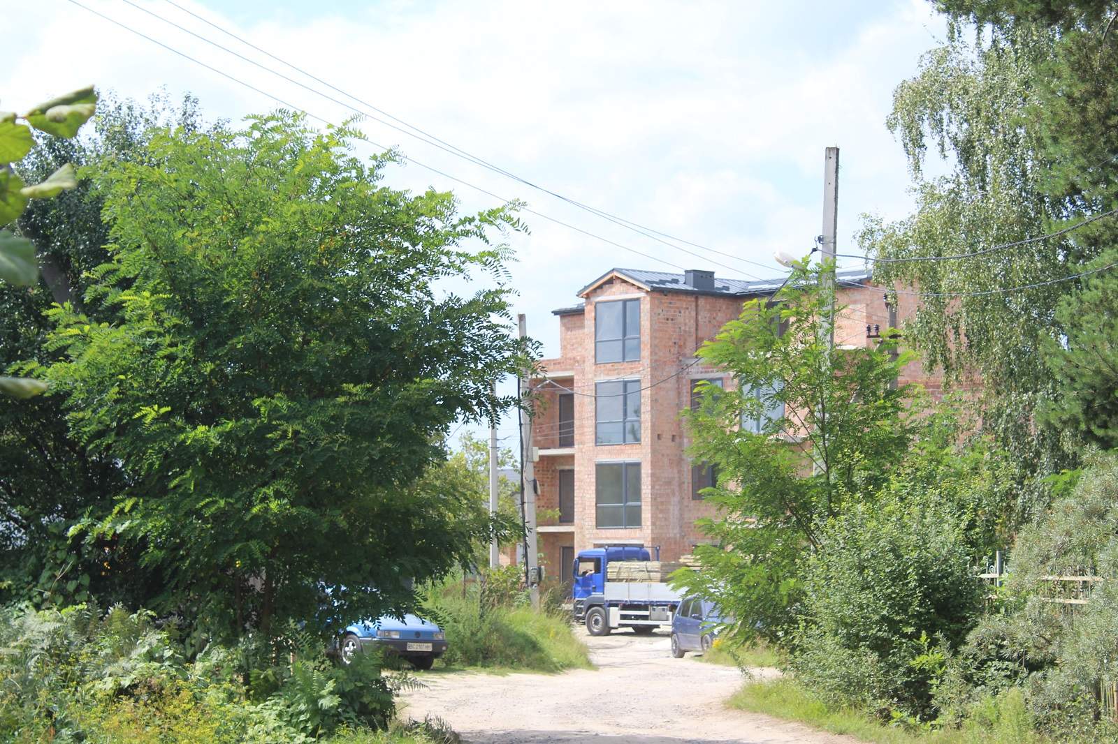 Скандальна забудова в Рудно: під виглядом котеджів зводять багатоповерхівки