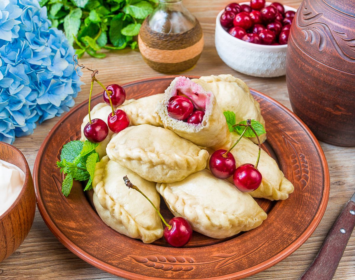 Вареники с вишнями на пару: пошаговый рецепт нежного украинского блюда