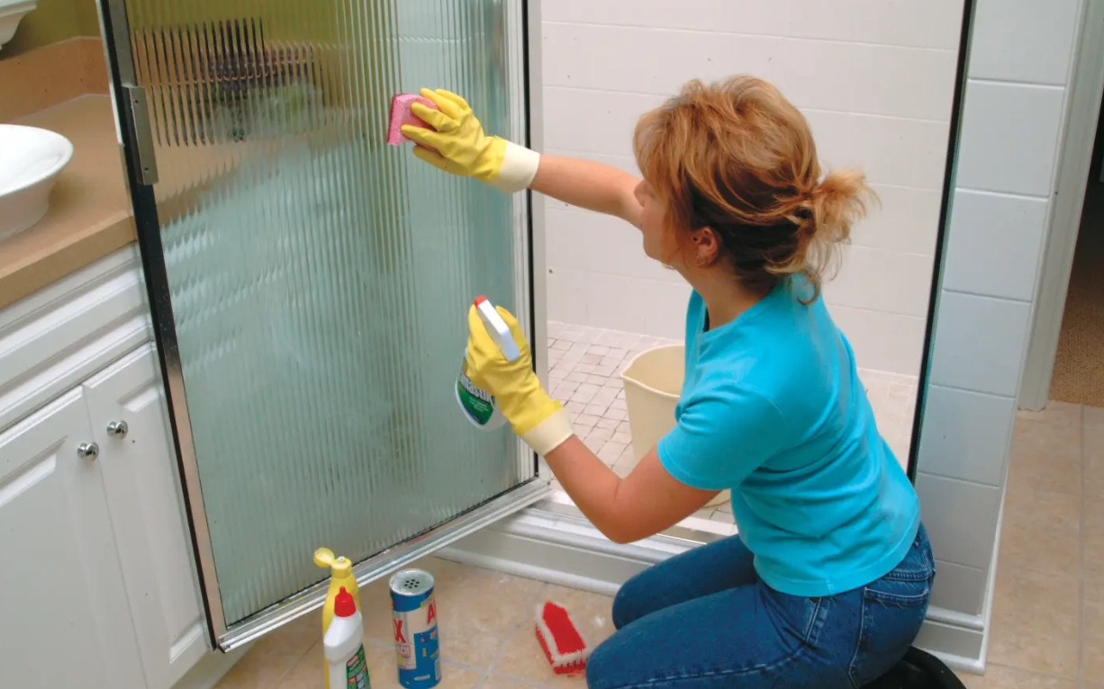 Чем почистить душевую кабину до блеска: простое натуральное средство