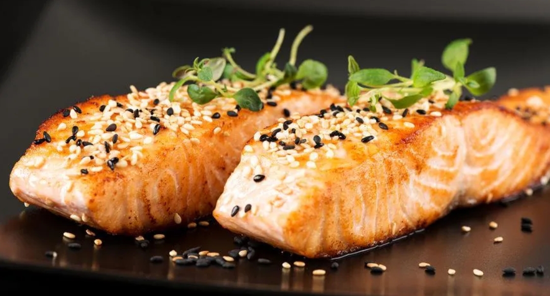 Корисна вечеря: рецепт лосося з овочами та кіноа для здорового харчування