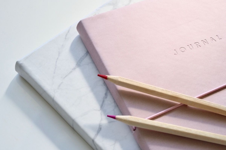 Что влияет на цену блокнотов с логотипом: производственные факторы