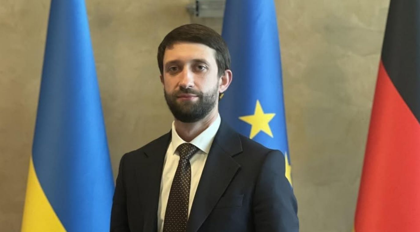 Чиновник Минразвития Александр Звездин живет на "подарки" семьи - квартиры, Skoda и BMW