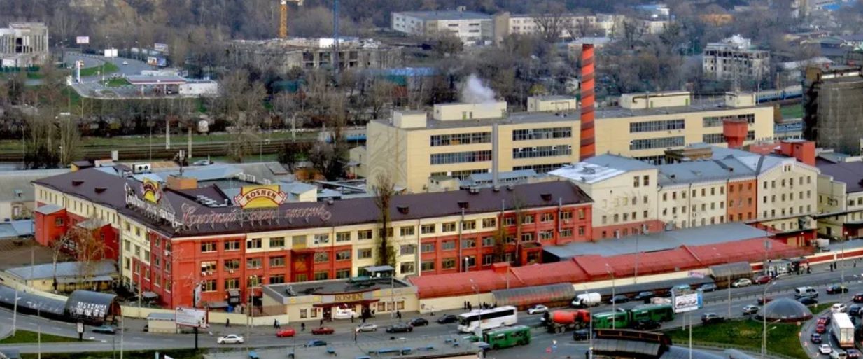 В Киеве горит фабрика Roshen: над Демеевкой поднялся столб черного дыма