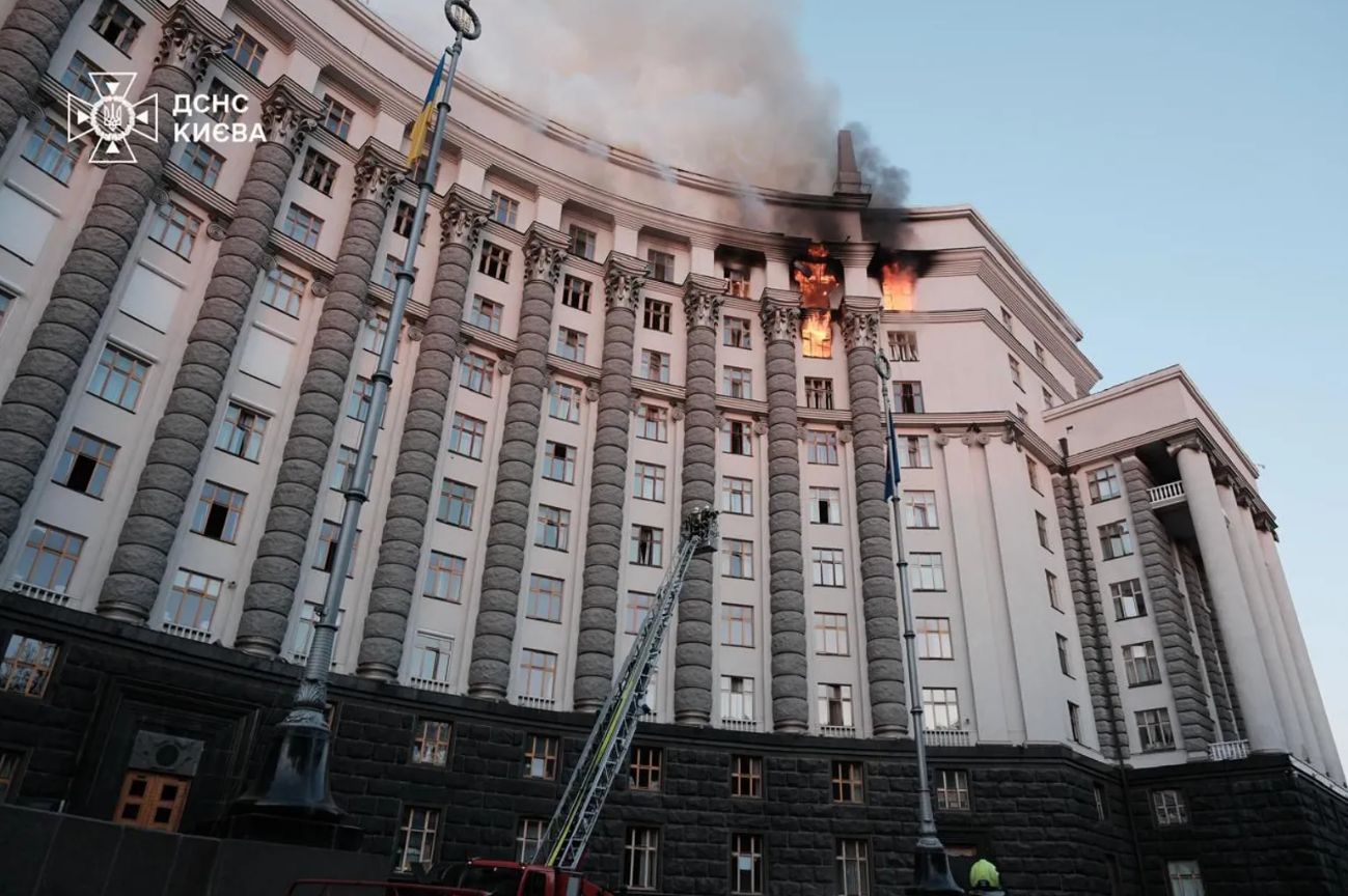Впервые с начала войны в результате российской атаки пострадало здание Кабмина (фото)