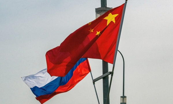 Китай тимчасово зупинив закупівлі російської нафти через санкції США