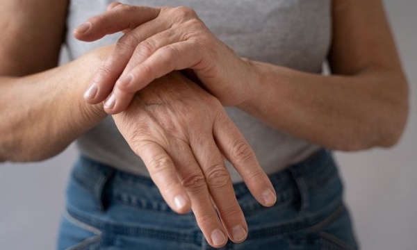 Почему немеют руки: причины, опасность и эффективные методы лечения