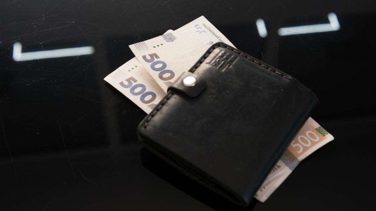 Зарплати чиновників перевищили 60 тисяч: у чотирьох держорганах — понад 90 тисяч, у керівників — понад 300 тисяч