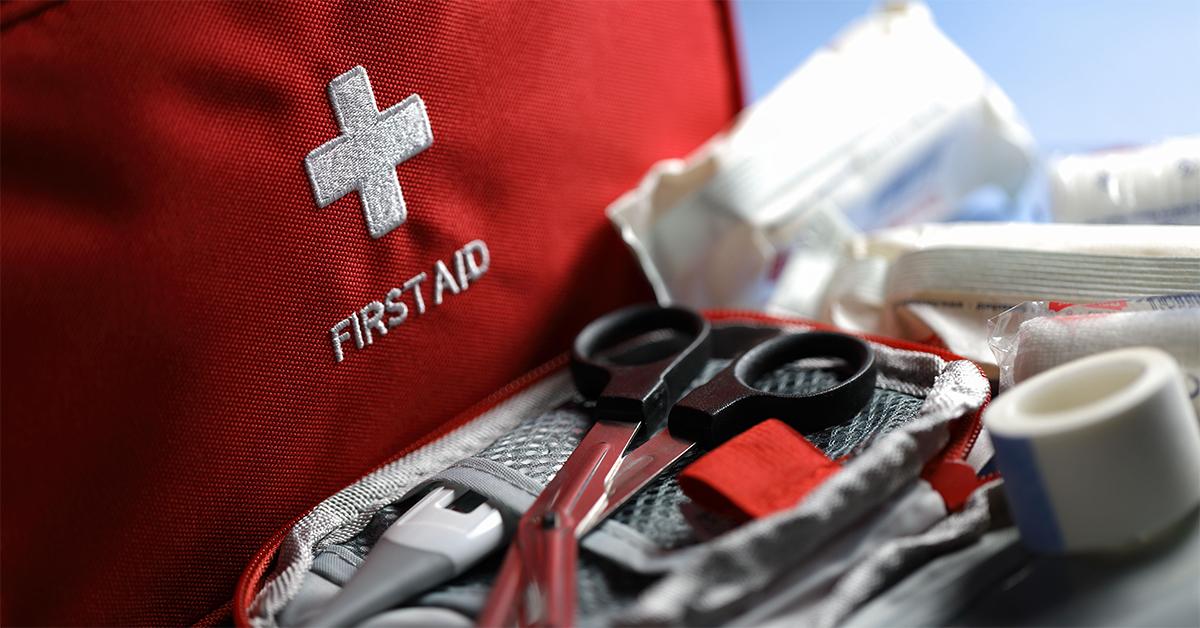 Почему важно иметь в автомобиле аптечку