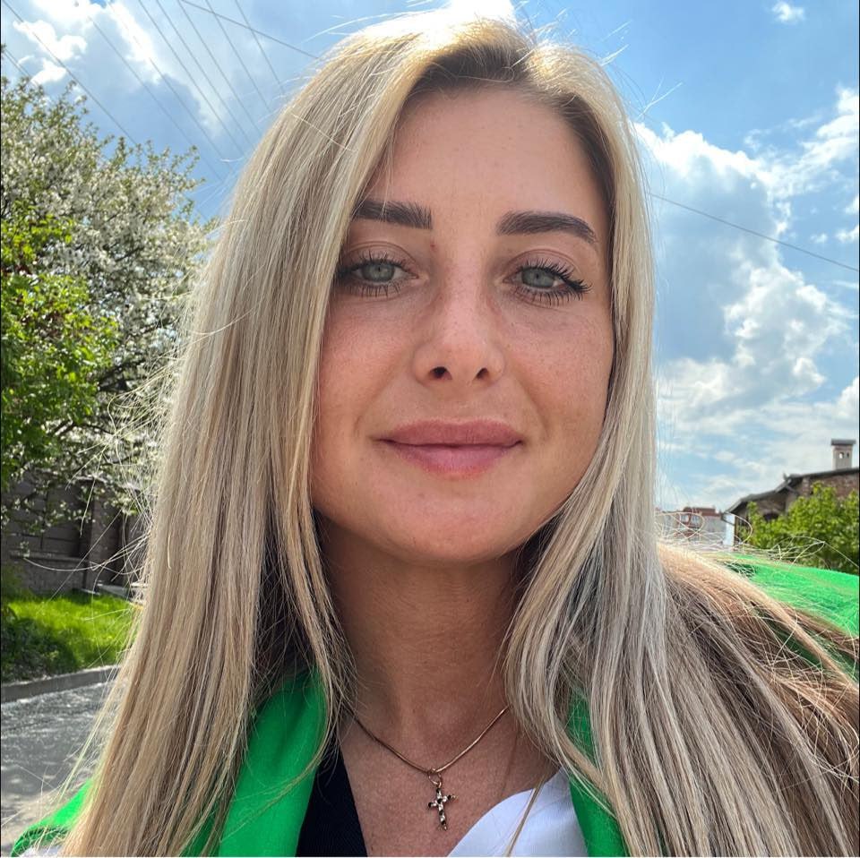 Следователь из Тернополя Виктория Хрущ покупает элитные авто и скрывает сожителя