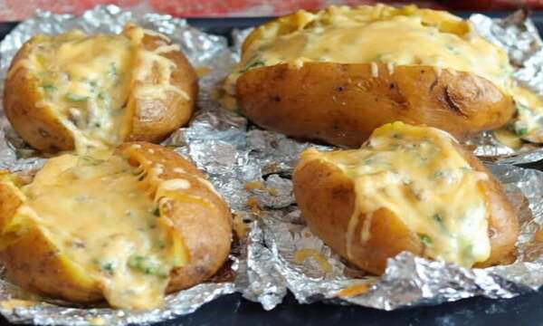 Запеченный картофель с начинкой: простой рецепт сытного и ароматного блюда