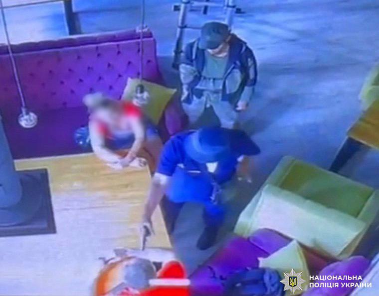 У Києві чоловіки з сокирою та пістолетом «вибивали» 800 грн зарплати для знайомої у кафе