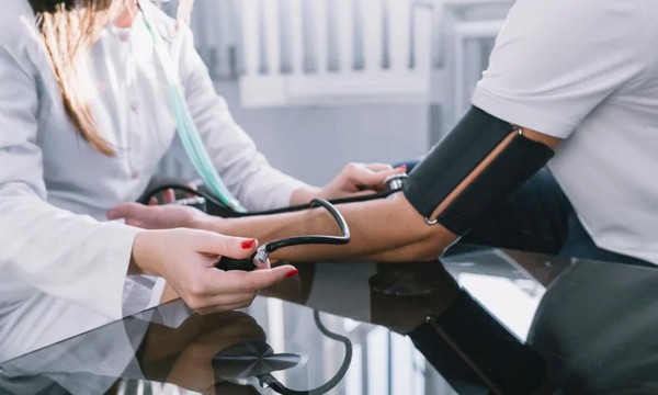 Знизити тиск без ліків: 4 вправи, що реально працюють