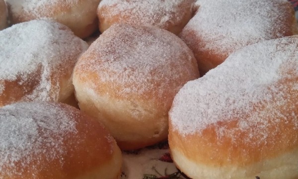 Пісні пончики, які не черствіють: простий рецепт для святкового столу