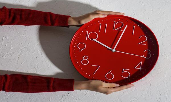 Україна переходить на зимовий час: куди переводити стрілки годинника