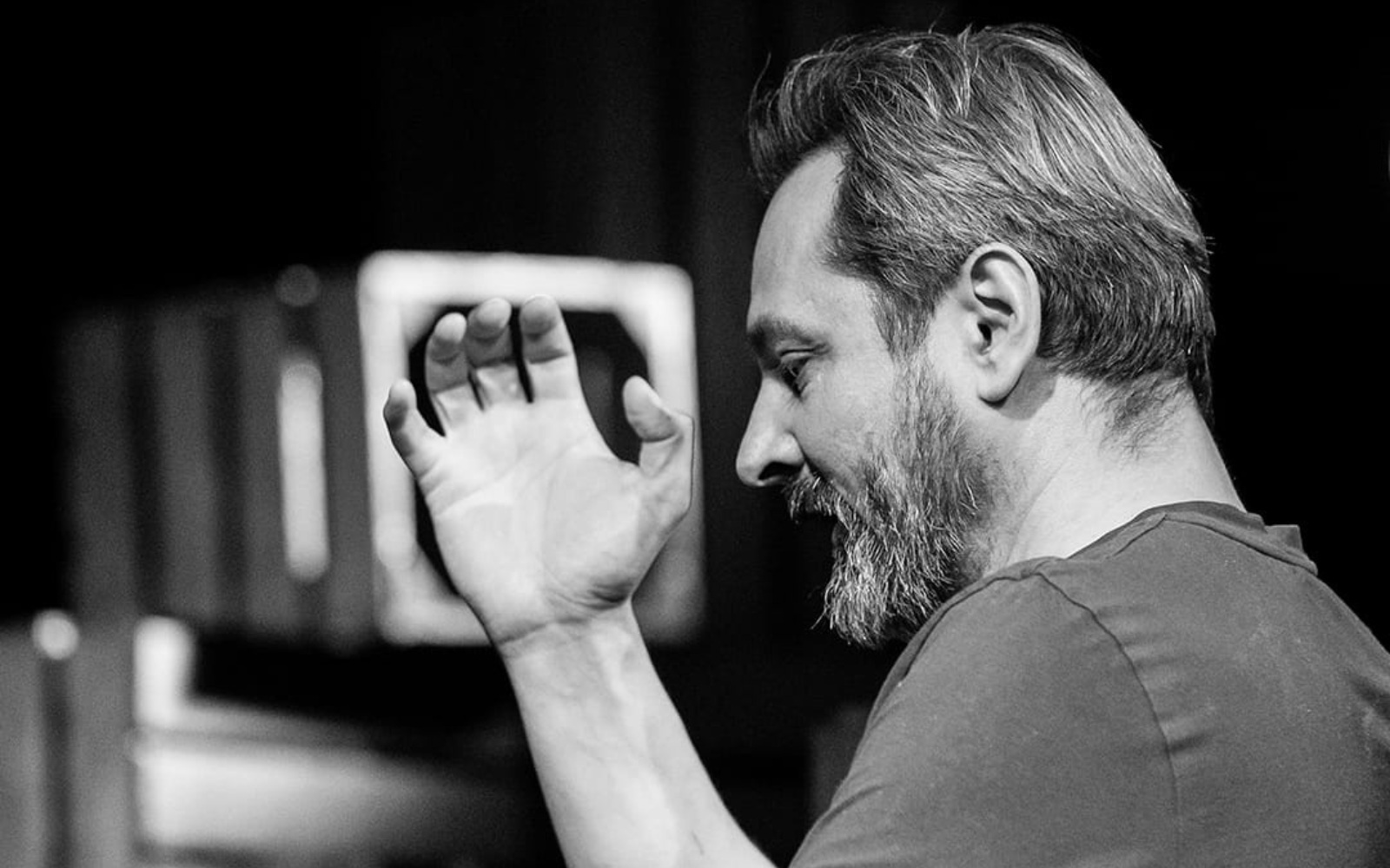 Режиссера Андрея Билоуса заключили под стражу: его подозревают в систематическом сексуальном насилии над студентками