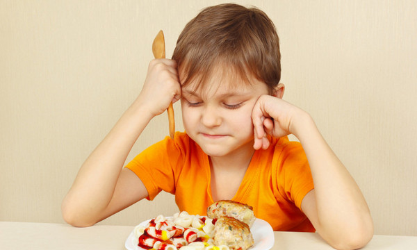 Як навчити малюка їсти нову їжу без примусу: прості рекомендації