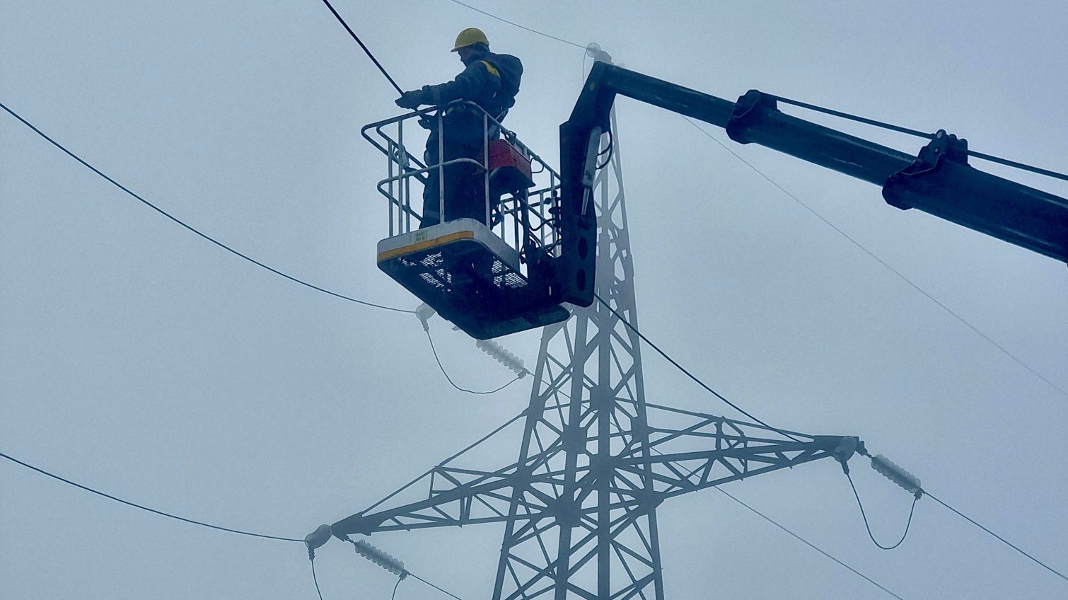 Енергетики відновлюють світло після масованої атаки: аварійні відключення тривають у Києві та семи областях