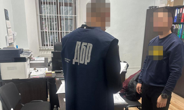 Поліцейський на Львівщині підробив протокол, щоб «прикрити» п’яного посадовця митника після ДТП — ДБР