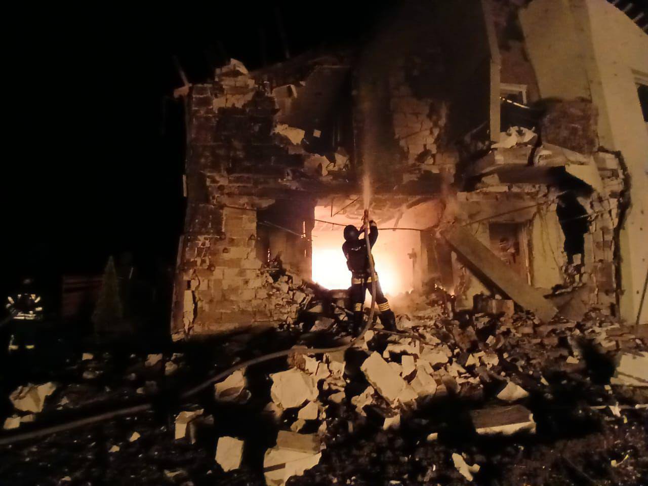 Массированная атака РФ 30 октября: под ударом запад, Днепр и Запорожье — разрушенное общежитие, есть раненые дети