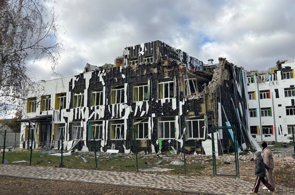 Россияне разрушили лицей под Харьковом, отремонтированный за 200 миллионов: Харьковская ОВА снова планирует строительство