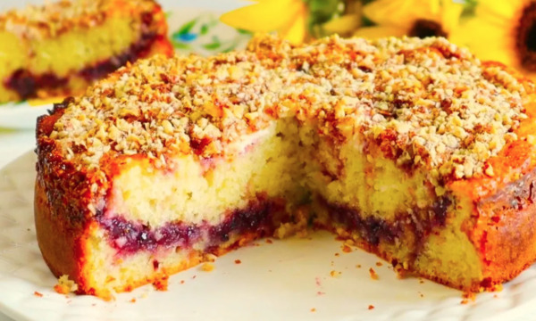 Быстрый пирог на кефире за 10 минут: простой рецепт без миксера