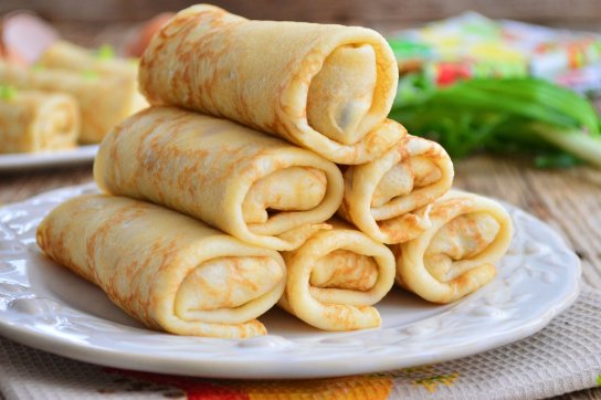 Нежирные блины из 1 яйца с творожной начинкой – идеальный вариант для перекуса и полезного завтрака.