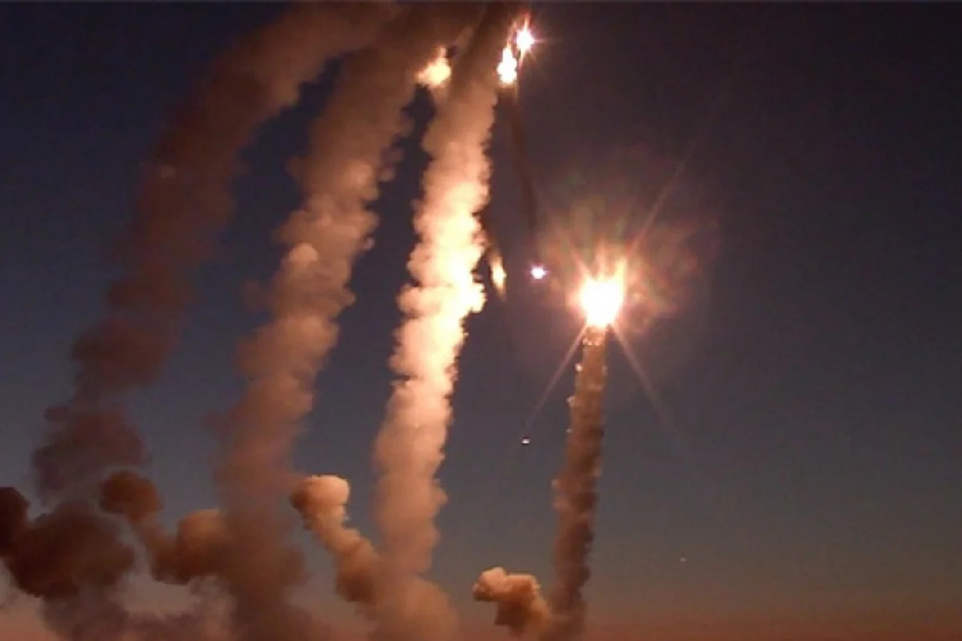 Росія масовано б’є ракетами по Україні: вибухи на заході, зруйновані будинки, Польща підняла винищувачі