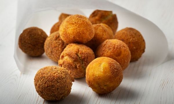 Сырные пончики к чаю: быстрый рецепт нежного и хрустящего лакомства