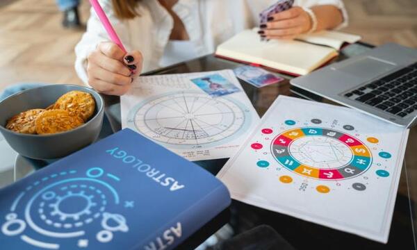 Гороскоп на 22 ноября: Овнам повезет в делах, а Тельцам следует избегать конфликтов