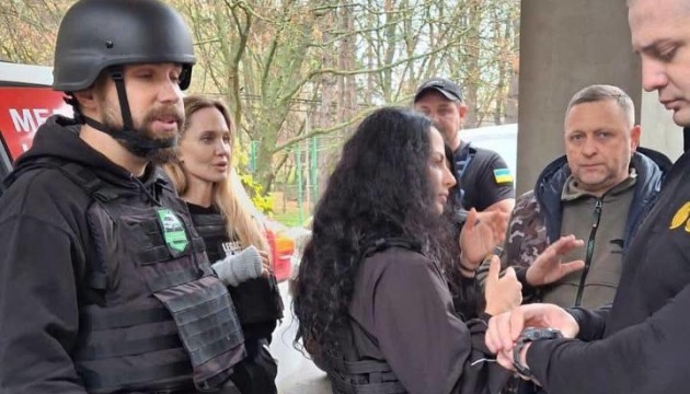 У ТЦК підтвердилм затримання водія Анджеліни Джолі під час її візиту до Херсона