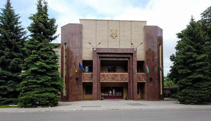 Прифронтовая Лозовая закупает искусственную траву для футбольного поля по вдвое более высокой цене