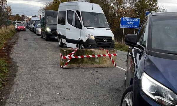 На Закарпатье устанавливают бетонные блоки на границе: пограничники готовятся к предотвращению прорывов авто