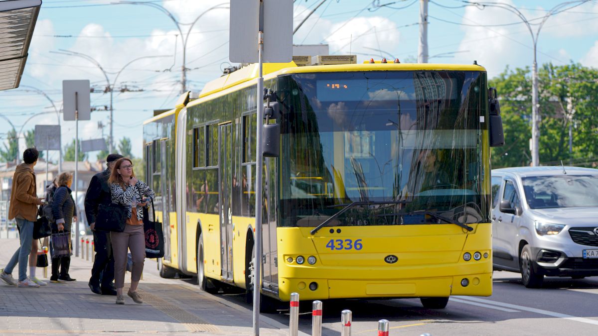 В Киеве частично перекрыли улицы и задерживается транспорт после ночной атаки РФ