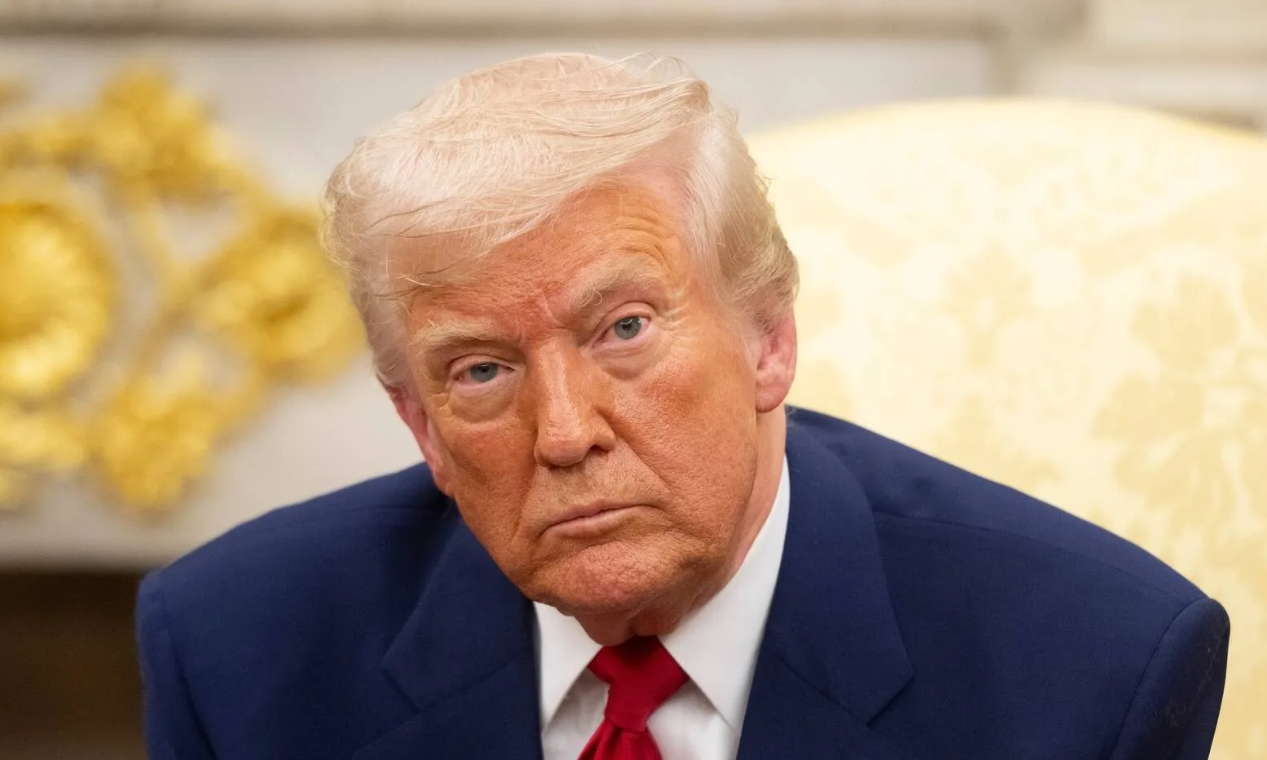 Літак президента США, що прямував до Давосу, змушений був повернутися — CNN