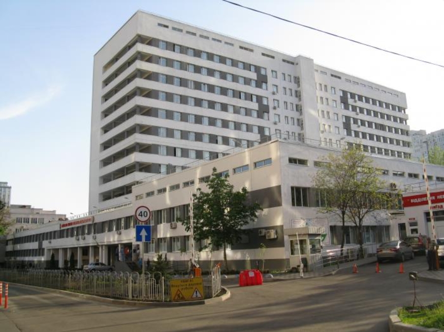 Переплаты на ремонте больницы в Киеве: двери и вентиляция стоили вдвое дороже рынка