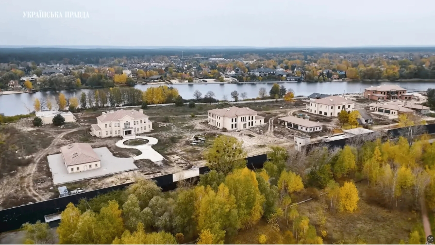 Кума першої леді Світлана Чернишова намагалась сховати документи про скандальне будівництво чотирьох маєтків — ЗМІ