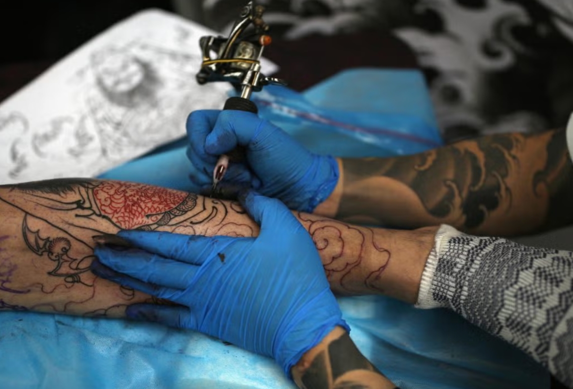 Татуировки повышают риск меланомы на 29% – шведское исследование