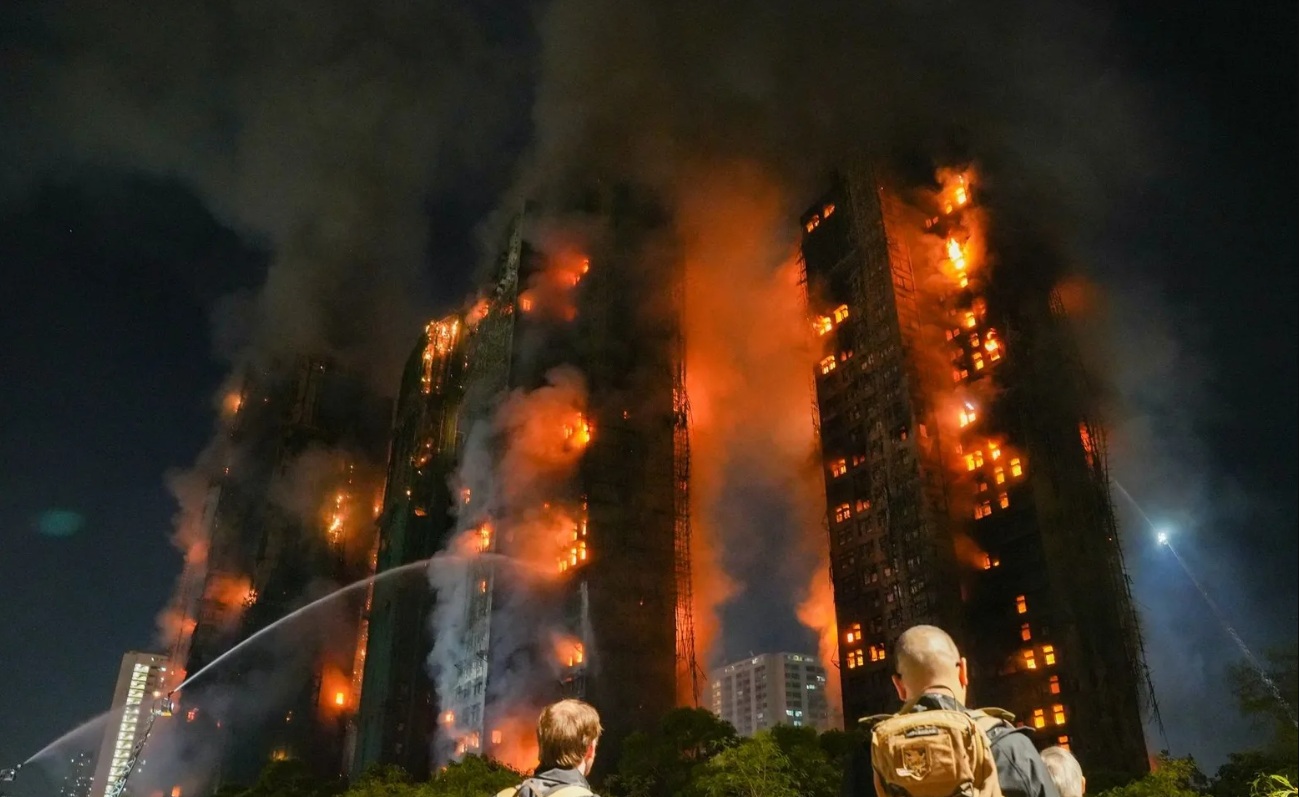 У Гонконзі заарештували трьох працівників будфірми після смертельної пожежі з десятками жертв